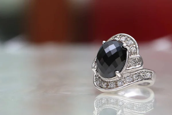 Piedra preciosa jaspe negro en anillo de diamantes —  Fotos de Stock