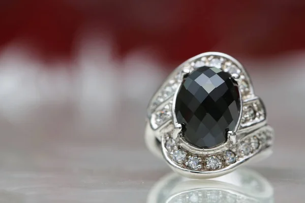 Яшмінь чорний камінь на алмазному кільці — стокове фото