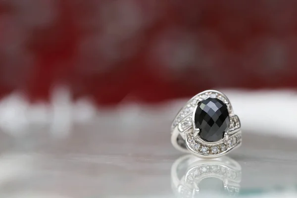 Jasper zwarte edelsteen op diamanten ring — Stockfoto