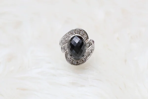 Черный драгоценный камень яшмы на бриллиантовом кольце — стоковое фото