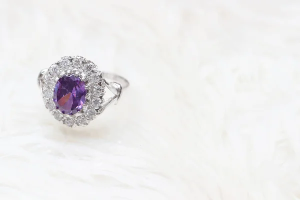 Anel de diamante e pedra preciosa roxa — Fotografia de Stock