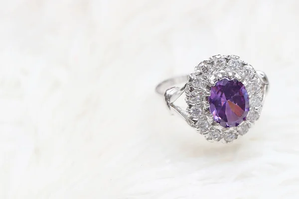 Cincin berlian dan permata ungu — Stok Foto
