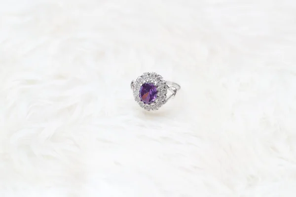 Bague en diamant et pierre gemme violette — Photo