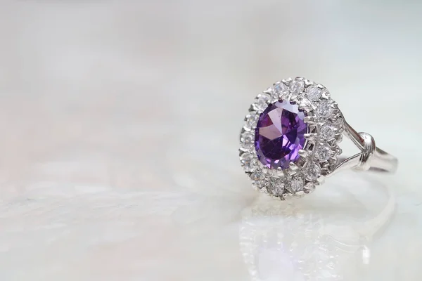 Бриллиантовое кольцо и фиолетовый камень — стоковое фото
