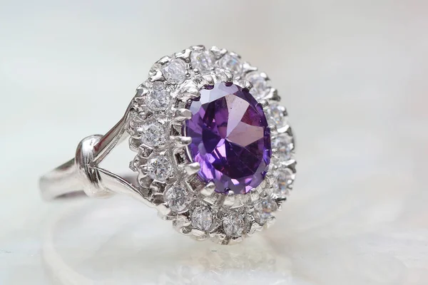 Anello di diamanti e pietra preziosa viola — Foto Stock