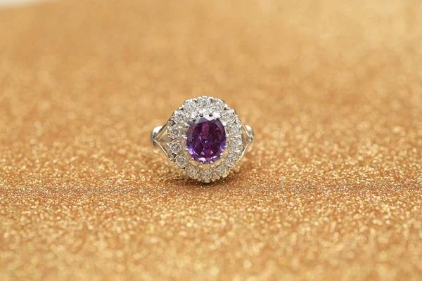 Bague en diamant et pierre gemme violette — Photo