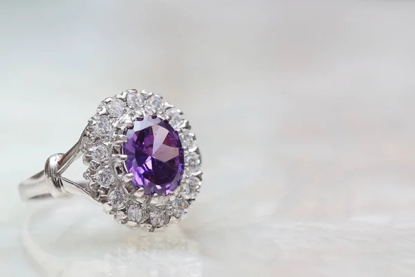 Bague en diamant et pierre gemme violette — Photo