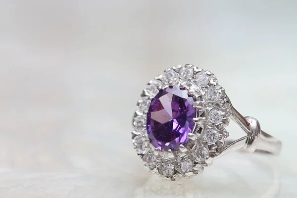 Bague en diamant et pierre gemme violette — Photo