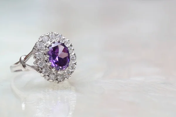 Anel de diamante e pedra preciosa roxa — Fotografia de Stock