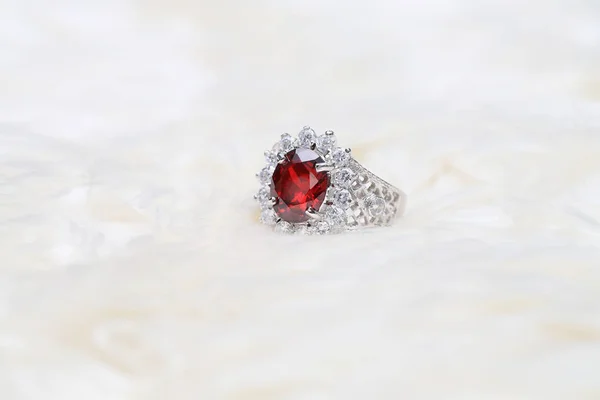 Gema roja en anillo de diamantes, gema de rubí — Foto de Stock