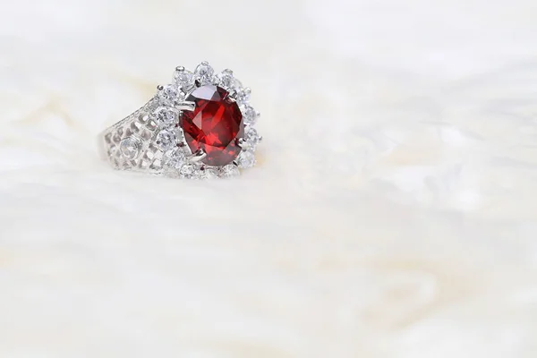 Rode edelsteen op diamanten ring, Ruby gem — Stockfoto