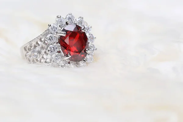 Punainen jalokivi timanttisormus, Ruby helmi — kuvapankkivalokuva