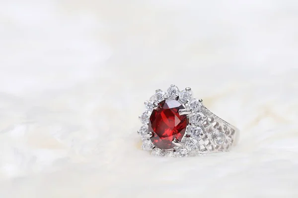 Roter Edelstein auf Diamantring, Rubinstein — Stockfoto