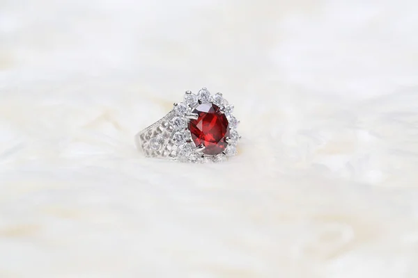 Червоний камінь на діамантовому кільці , Рубіновий камінь — стокове фото