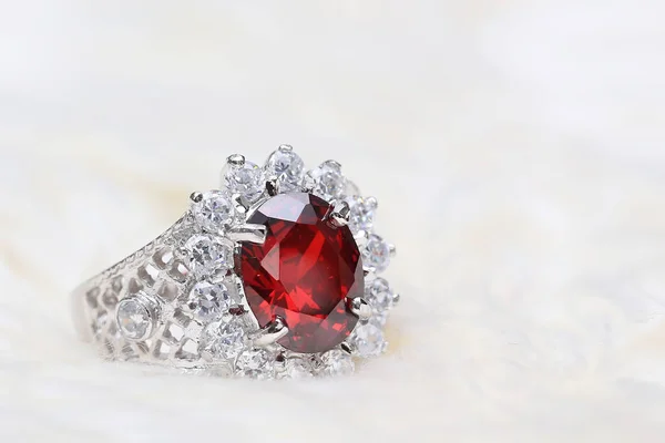 Röd ädelsten på diamantring, Ruby pärla — Stockfoto