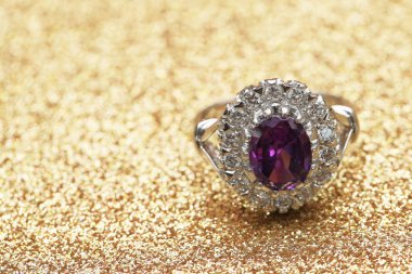 elmas yüzükteki mor değerli taş