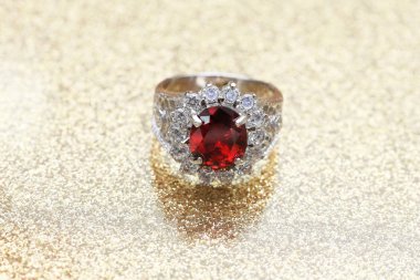 Elmas yüzükteki kırmızı değerli taş, Ruby.