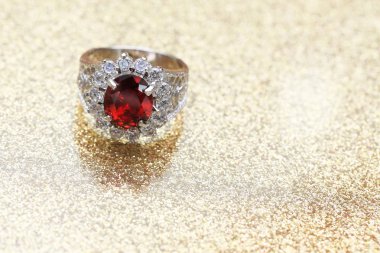 Elmas yüzükteki kırmızı değerli taş, Ruby.