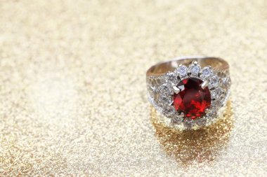 Elmas yüzükteki kırmızı değerli taş, Ruby.