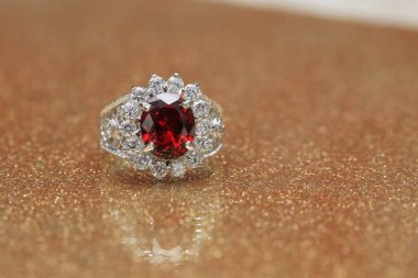 Elmas yüzükteki kırmızı değerli taş, Ruby.