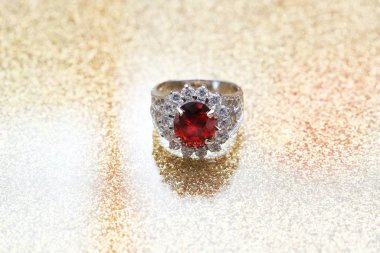 Elmas yüzükteki kırmızı değerli taş, Ruby.