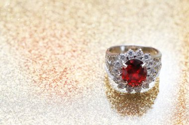 Elmas yüzükteki kırmızı değerli taş, Ruby.