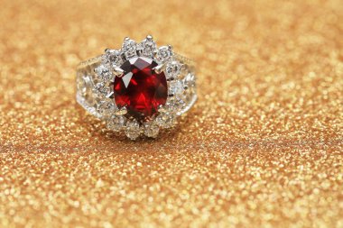 Elmas yüzükteki kırmızı değerli taş, Ruby.