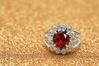Elmas yüzükteki kırmızı değerli taş, Ruby.