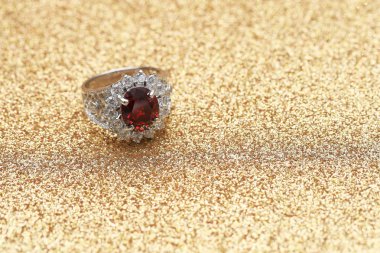Elmas yüzükteki kırmızı değerli taş, Ruby.