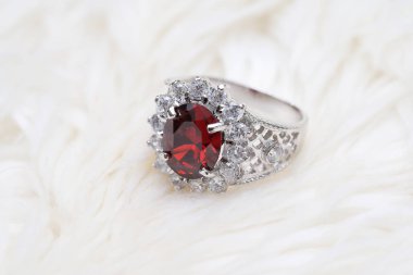 Elmas yüzükteki kırmızı değerli taş, Ruby.