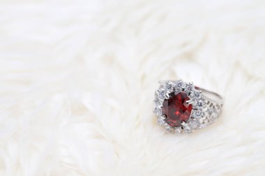 Elmas yüzükteki kırmızı değerli taş, Ruby.