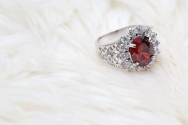 Elmas yüzükteki kırmızı değerli taş, Ruby.