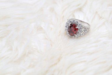 Elmas yüzükteki kırmızı değerli taş, Ruby.