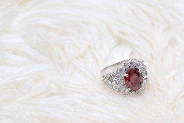 Elmas yüzükteki kırmızı değerli taş, Ruby.