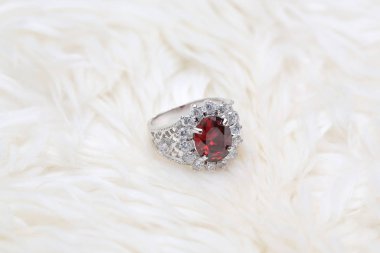 Elmas yüzükteki kırmızı değerli taş, Ruby.