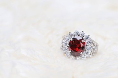 Elmas yüzükteki kırmızı değerli taş, Ruby.