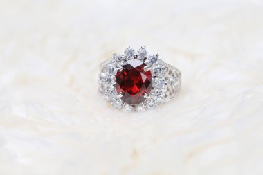 Elmas yüzükteki kırmızı değerli taş, Ruby.