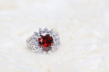 Elmas yüzükteki kırmızı değerli taş, Ruby.