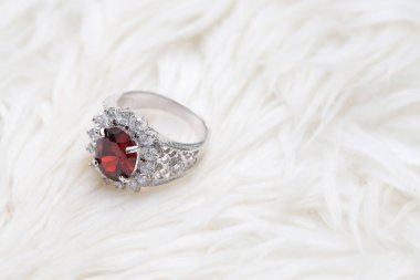 Elmas yüzükteki kırmızı değerli taş, Ruby.
