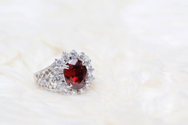 Elmas yüzükteki kırmızı değerli taş, Ruby.