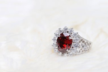 Elmas yüzükteki kırmızı değerli taş, Ruby.