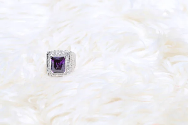 Fioletowy kamień szlachetny na diamentowym pierścieniu — Zdjęcie stockowe