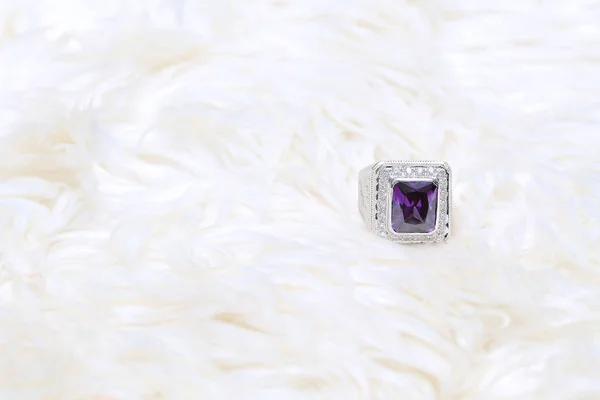 Gema púrpura en anillo de diamante —  Fotos de Stock