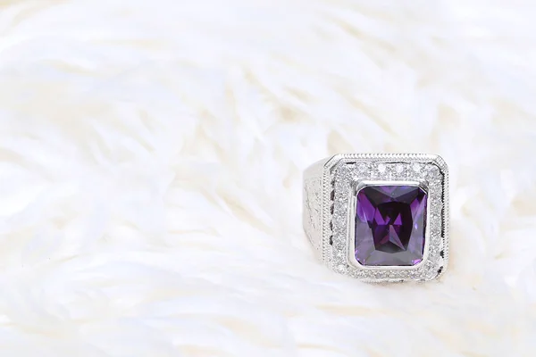 Gema púrpura en anillo de diamante — Foto de Stock