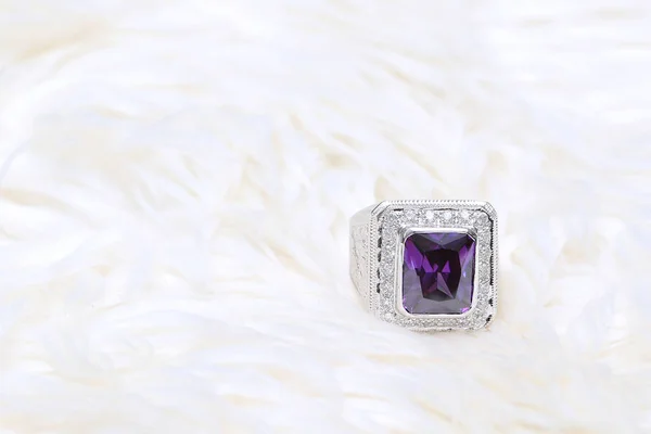 Gema púrpura en anillo de diamante — Foto de Stock