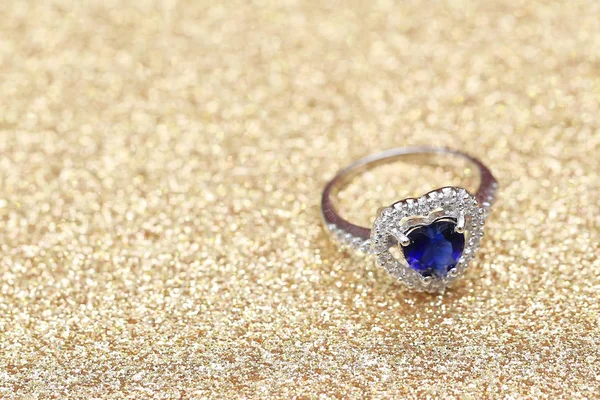 Bague coeur pierre gemme bleu, Amour Saint Valentin — Photo