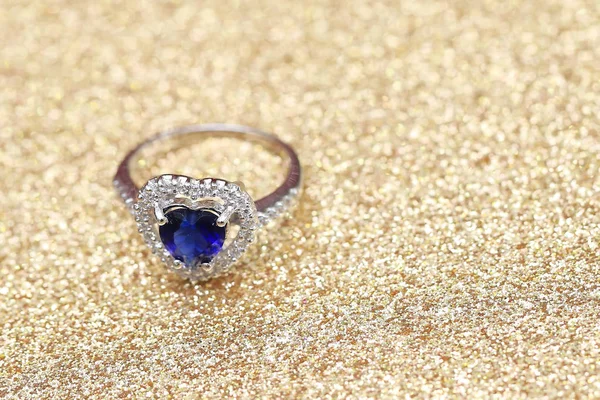 Bague coeur pierre gemme bleu, Amour Saint Valentin — Photo