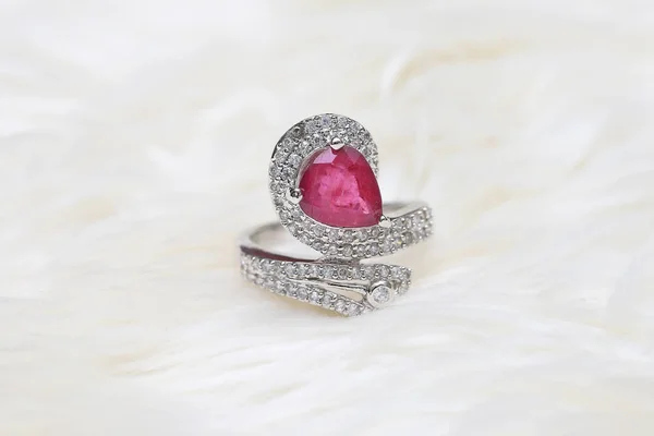 Piedra preciosa rosa en anillo de diamante —  Fotos de Stock