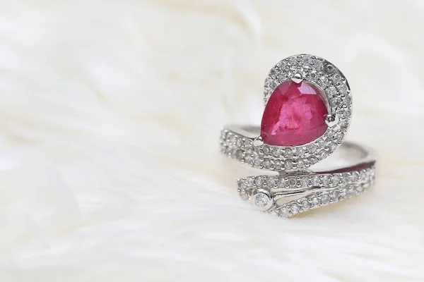Рожевий камінь на алмазному кільці — стокове фото