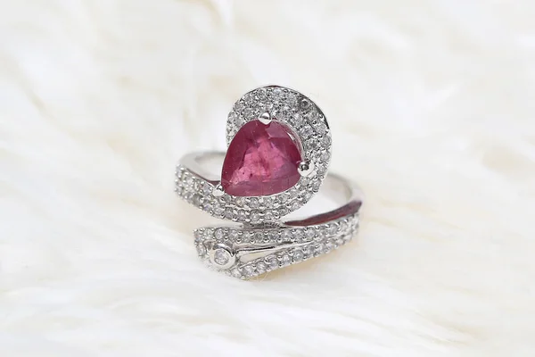 Piedra preciosa rosa en anillo de diamante —  Fotos de Stock